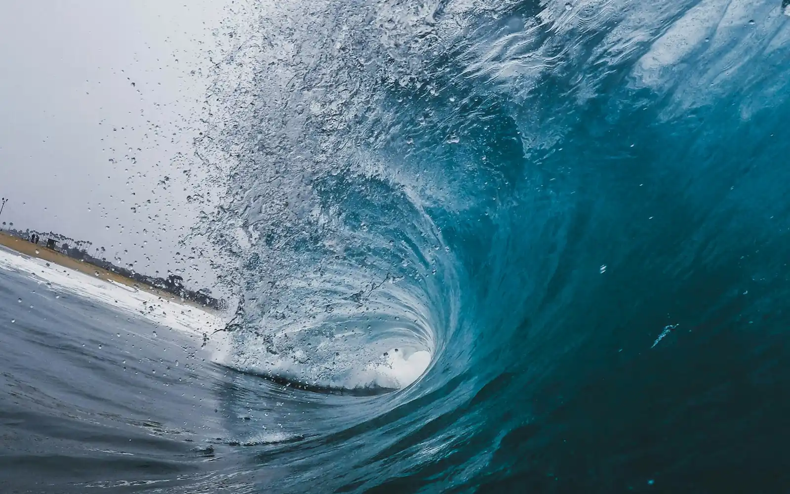 Hollow barrel throwing over shallow reef